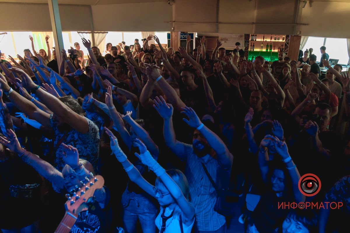 Теплі емоції, крута музика та допомога армії: як у Дніпрі пройшов благодійний концерт "Бавовна 2.0" 10