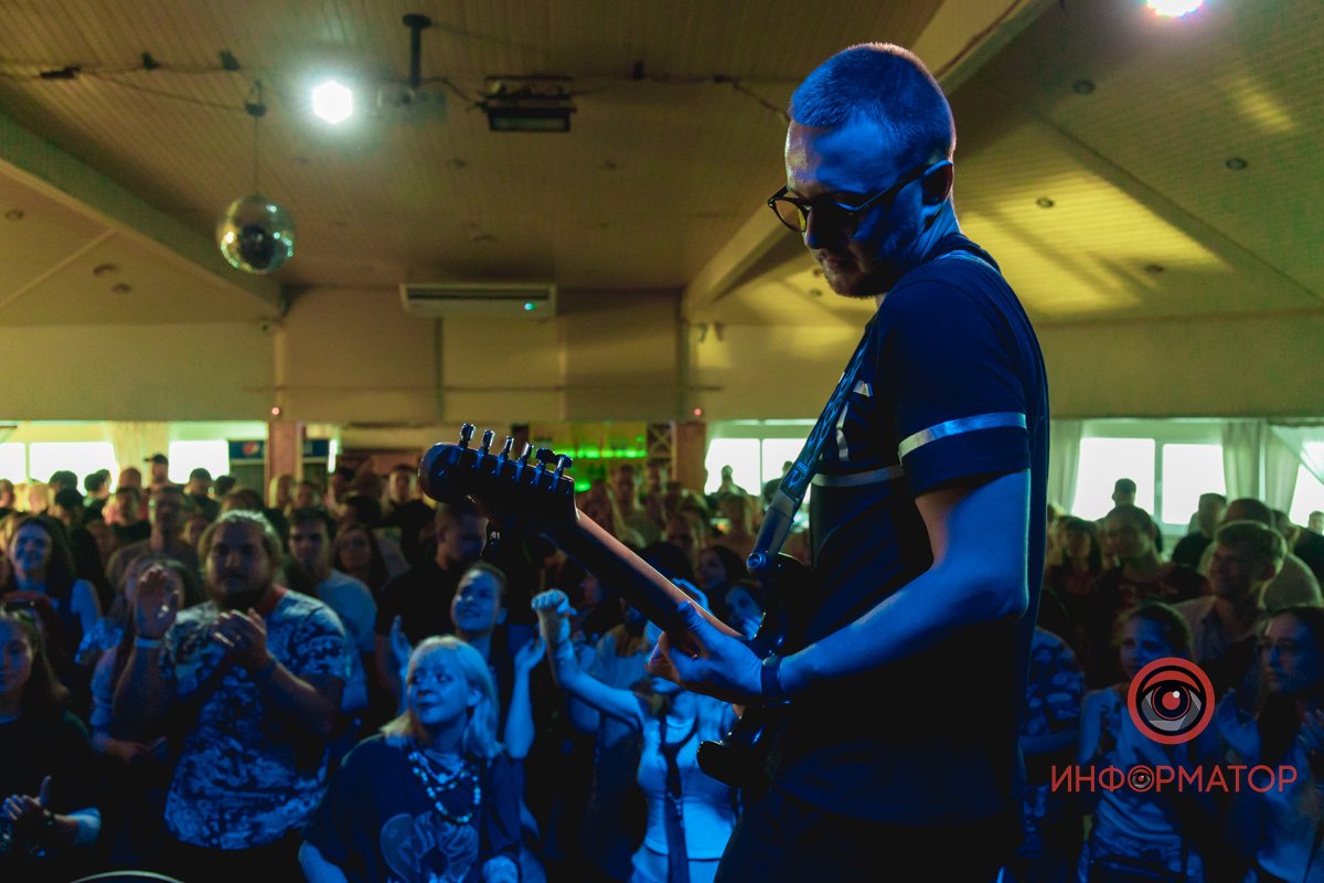 Теплі емоції, крута музика та допомога армії: як у Дніпрі пройшов благодійний концерт "Бавовна 2.0" 11