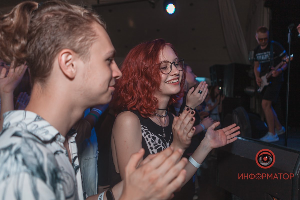 Теплі емоції, крута музика та допомога армії: як у Дніпрі пройшов благодійний концерт "Бавовна 2.0" 12