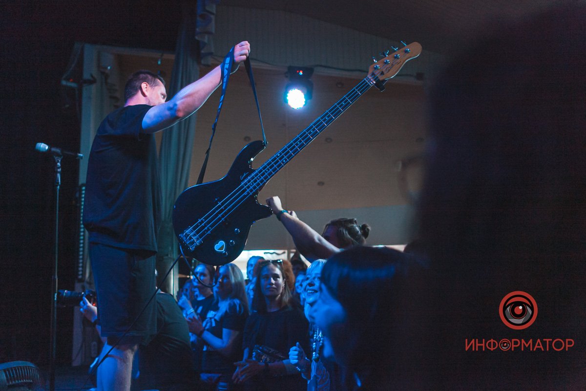 Теплі емоції, крута музика та допомога армії: як у Дніпрі пройшов благодійний концерт "Бавовна 2.0" 15