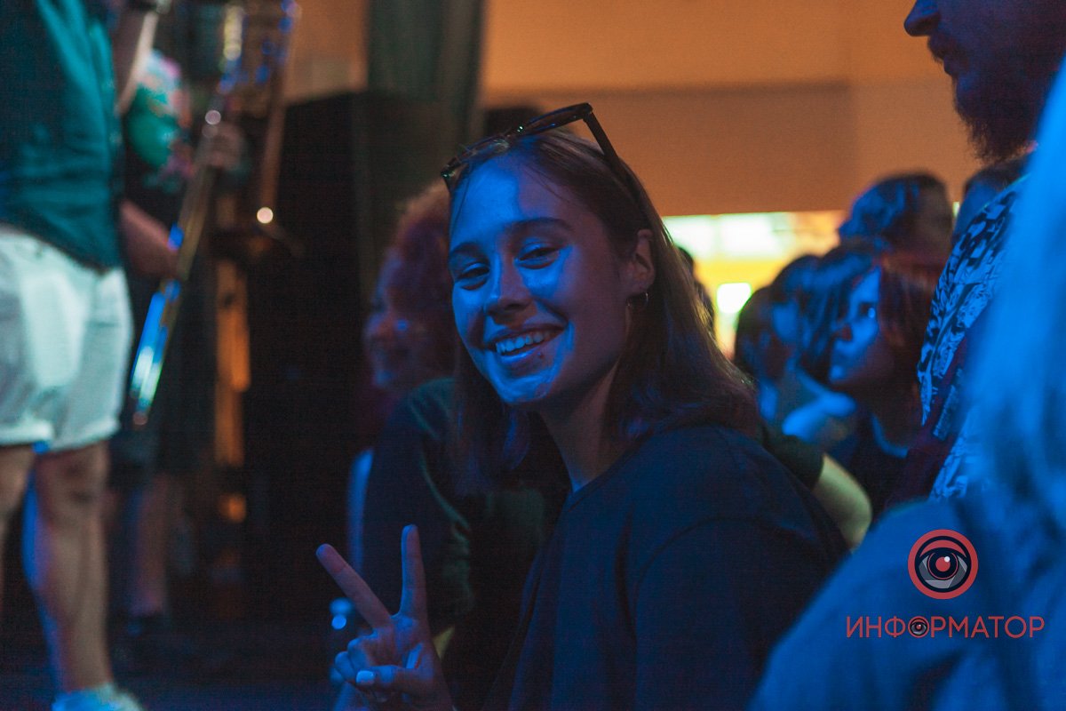 Теплі емоції, крута музика та допомога армії: як у Дніпрі пройшов благодійний концерт "Бавовна 2.0" 17