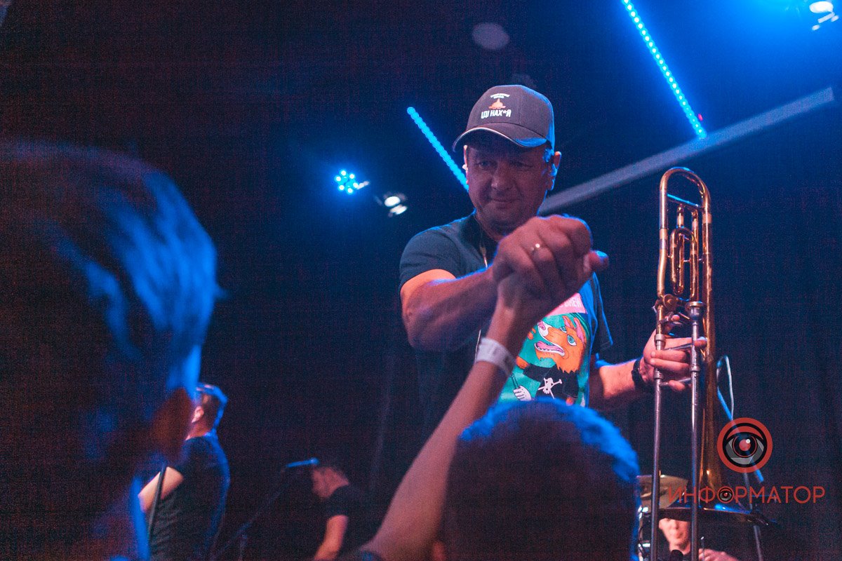 Теплі емоції, крута музика та допомога армії: як у Дніпрі пройшов благодійний концерт "Бавовна 2.0" 19