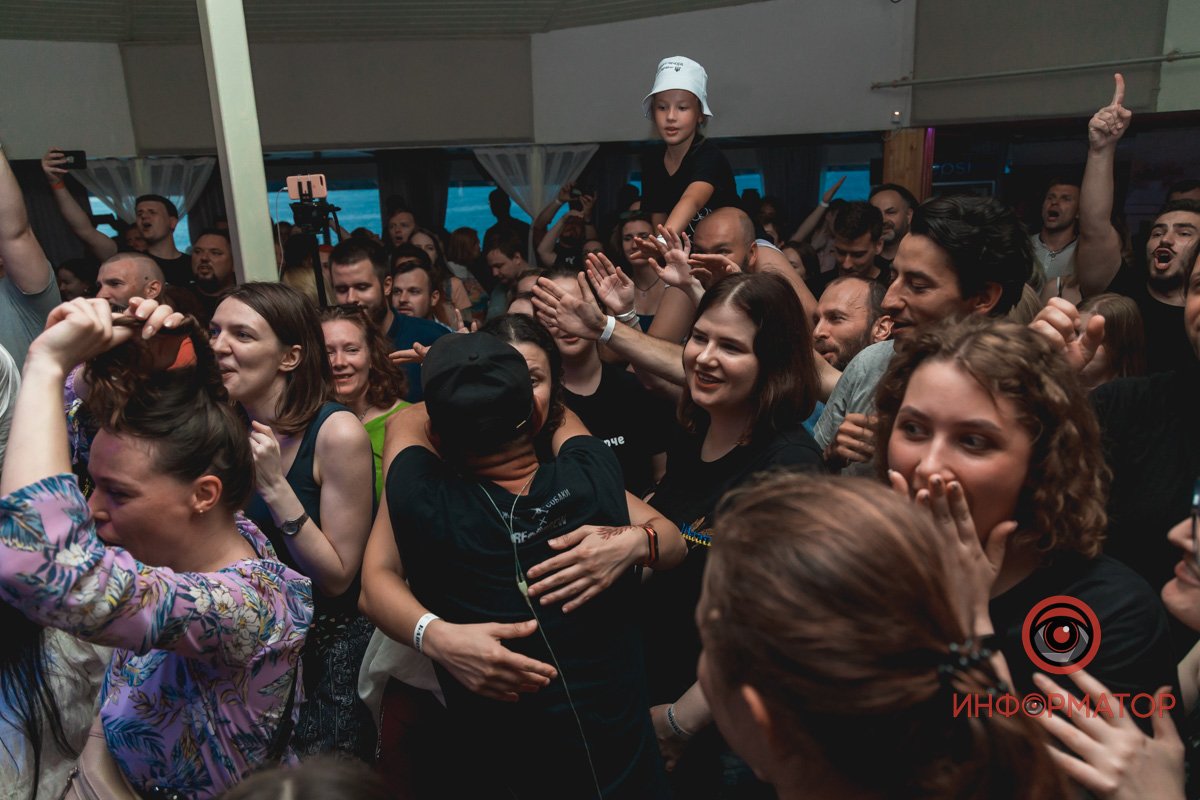 Теплі емоції, крута музика та допомога армії: як у Дніпрі пройшов благодійний концерт "Бавовна 2.0" 20