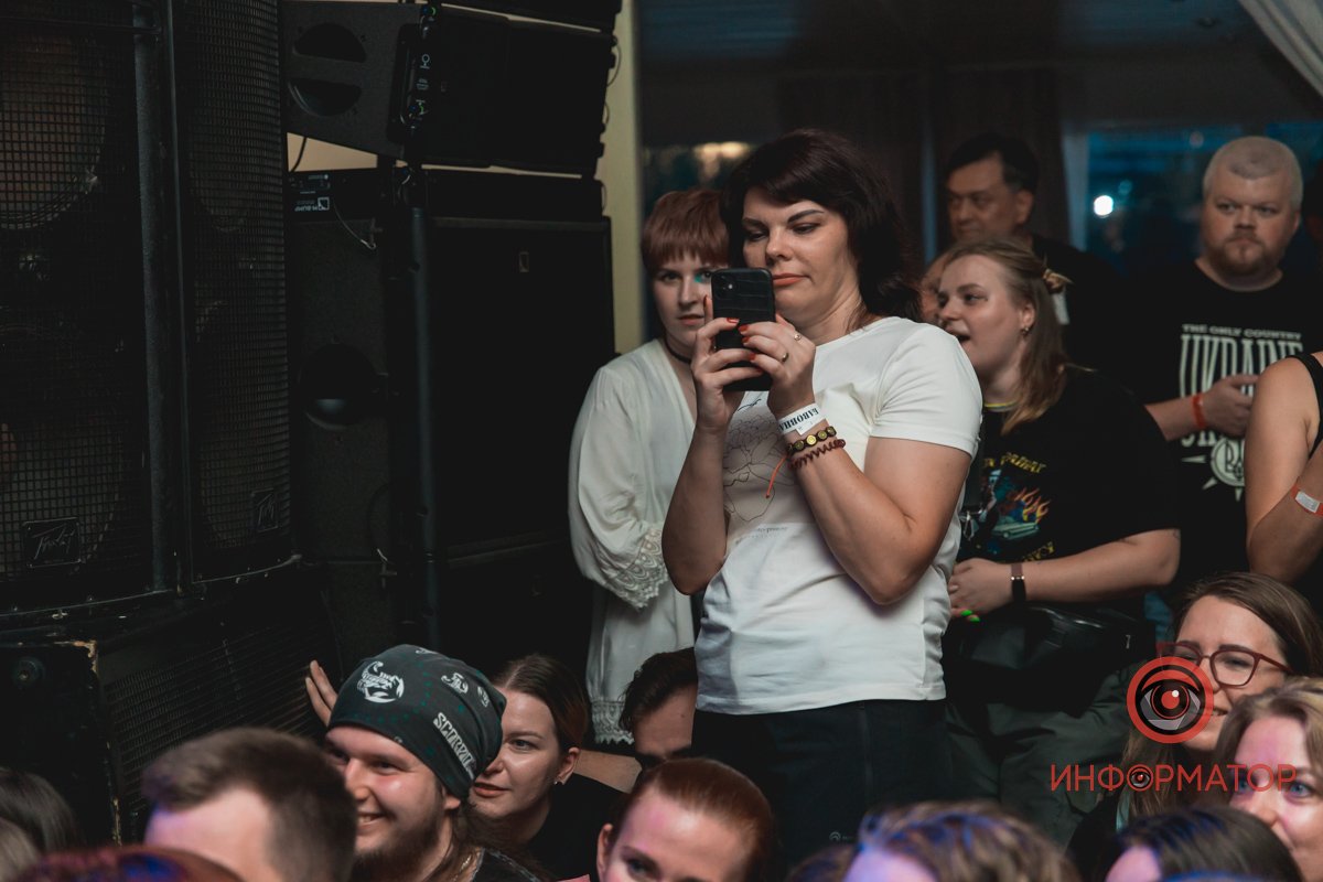 Теплі емоції, крута музика та допомога армії: як у Дніпрі пройшов благодійний концерт "Бавовна 2.0" 21