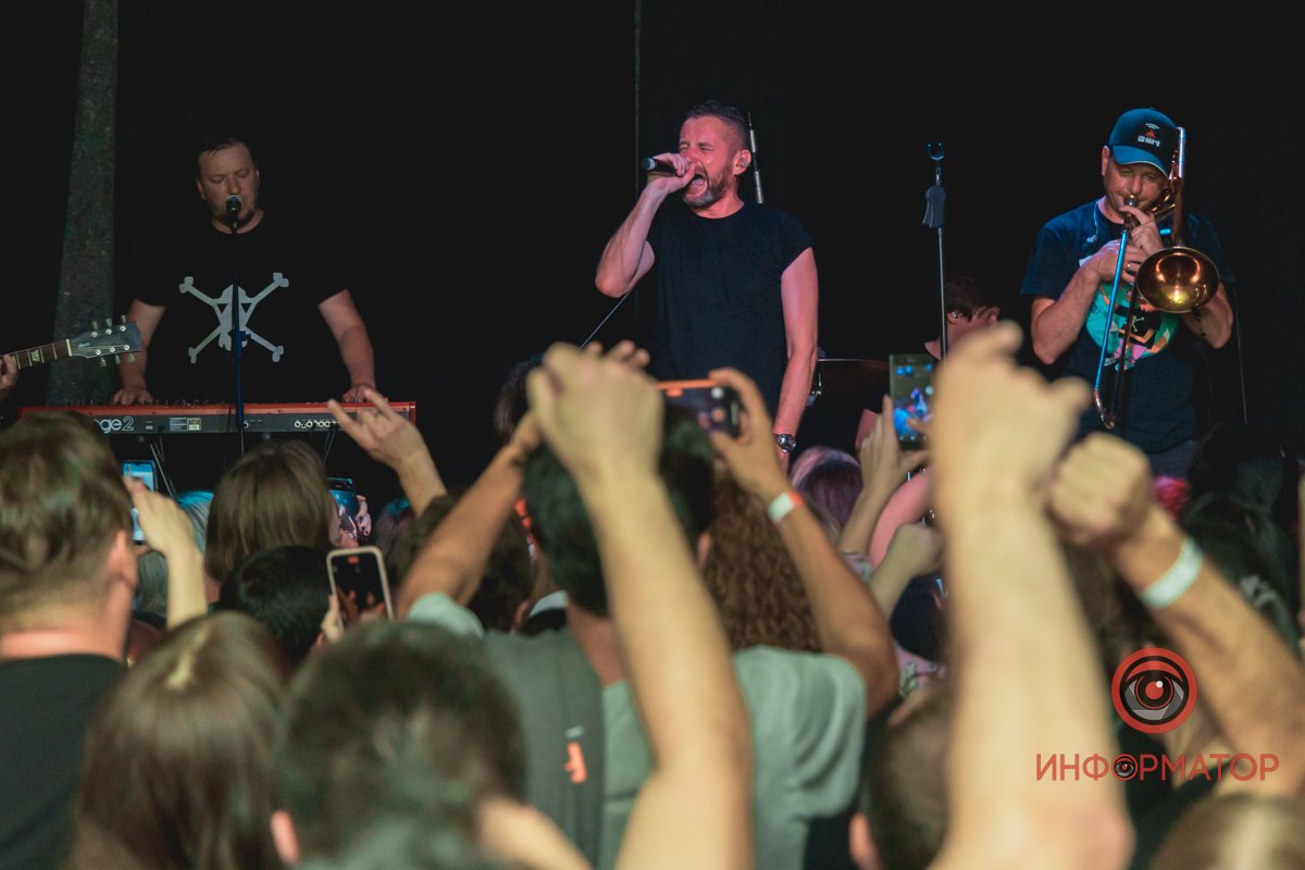 Теплі емоції, крута музика та допомога армії: як у Дніпрі пройшов благодійний концерт "Бавовна 2.0" 22