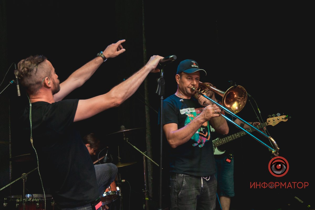 Теплі емоції, крута музика та допомога армії: як у Дніпрі пройшов благодійний концерт "Бавовна 2.0" 23