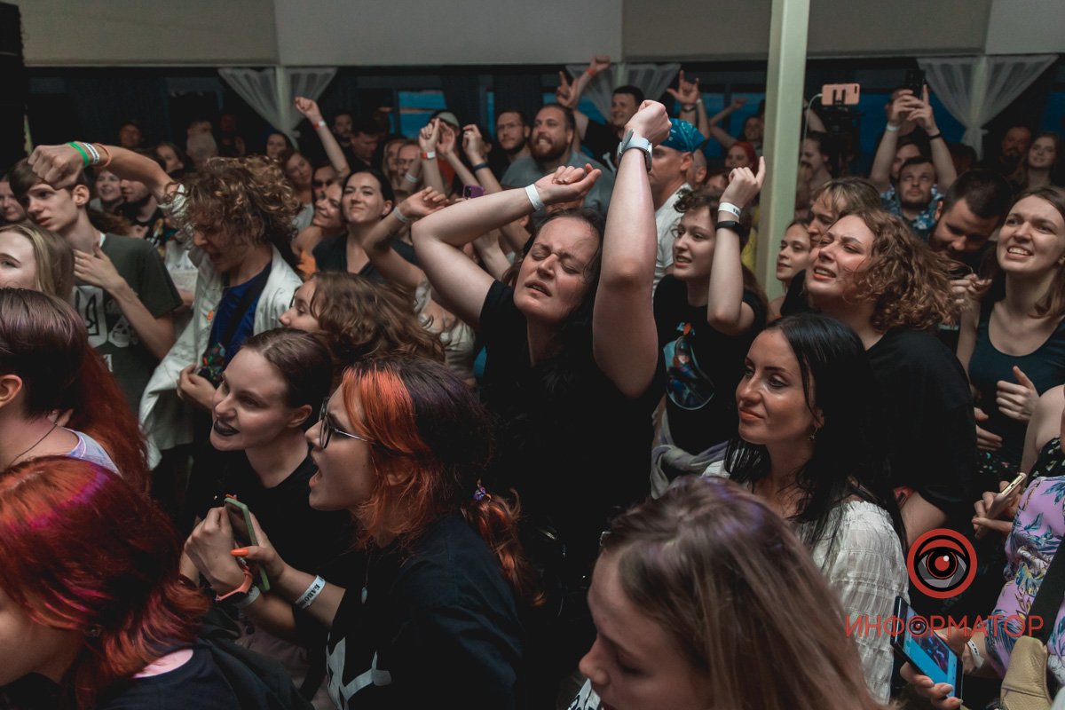 Теплі емоції, крута музика та допомога армії: як у Дніпрі пройшов благодійний концерт "Бавовна 2.0" 24