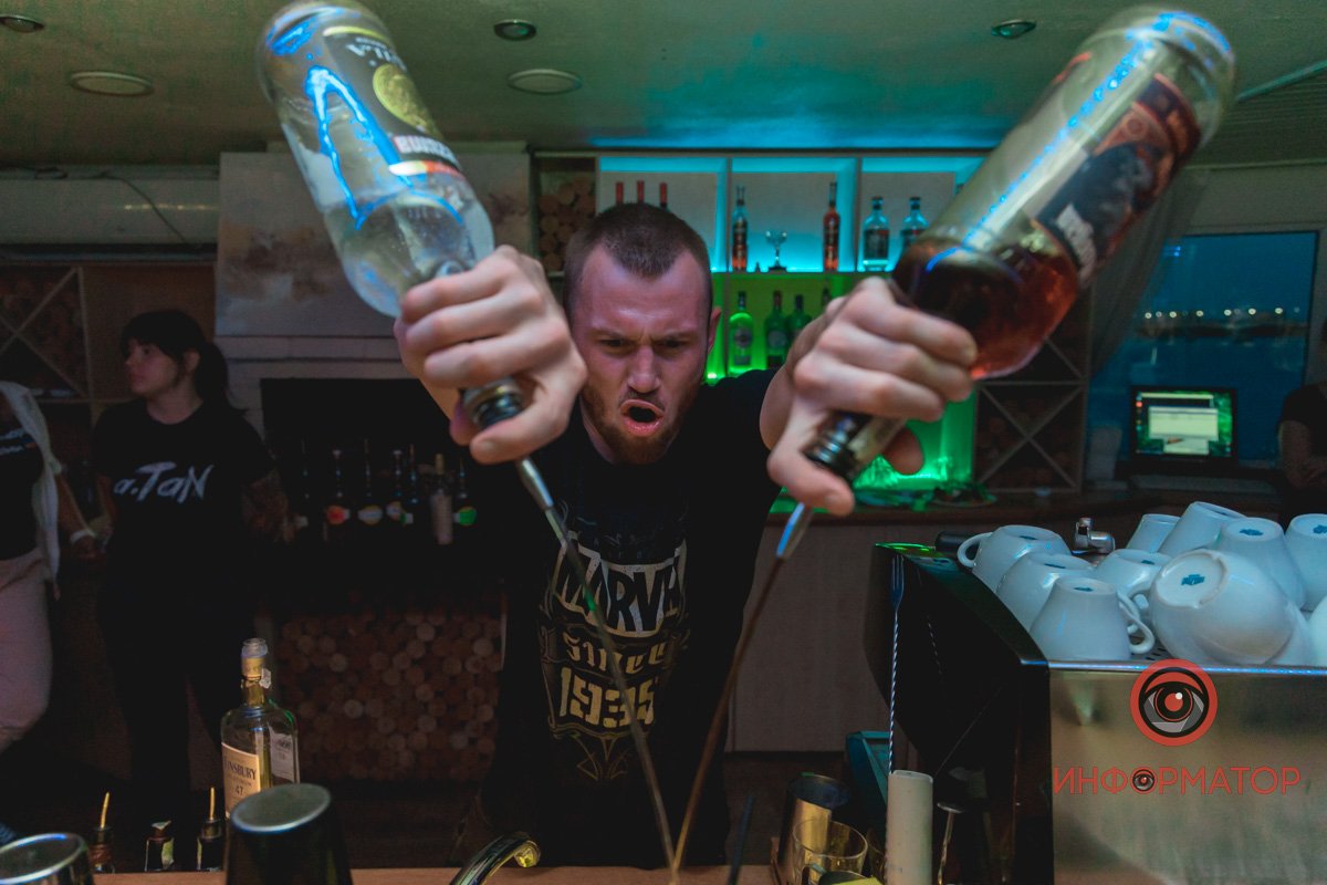 Теплі емоції, крута музика та допомога армії: як у Дніпрі пройшов благодійний концерт "Бавовна 2.0" 27