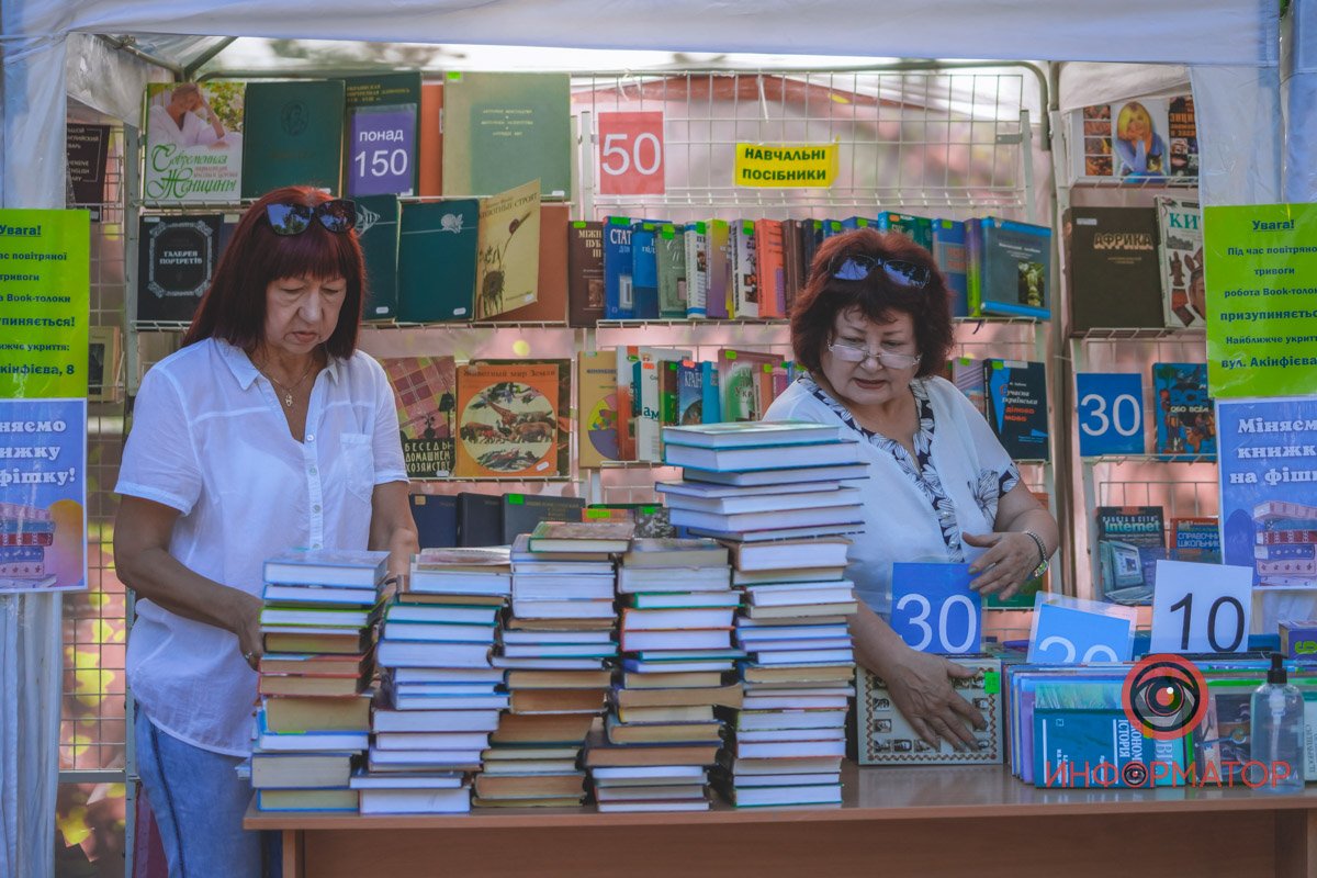 Картини, хенд-мейд та книги: у Дніпрі відкрили Book толоку 1