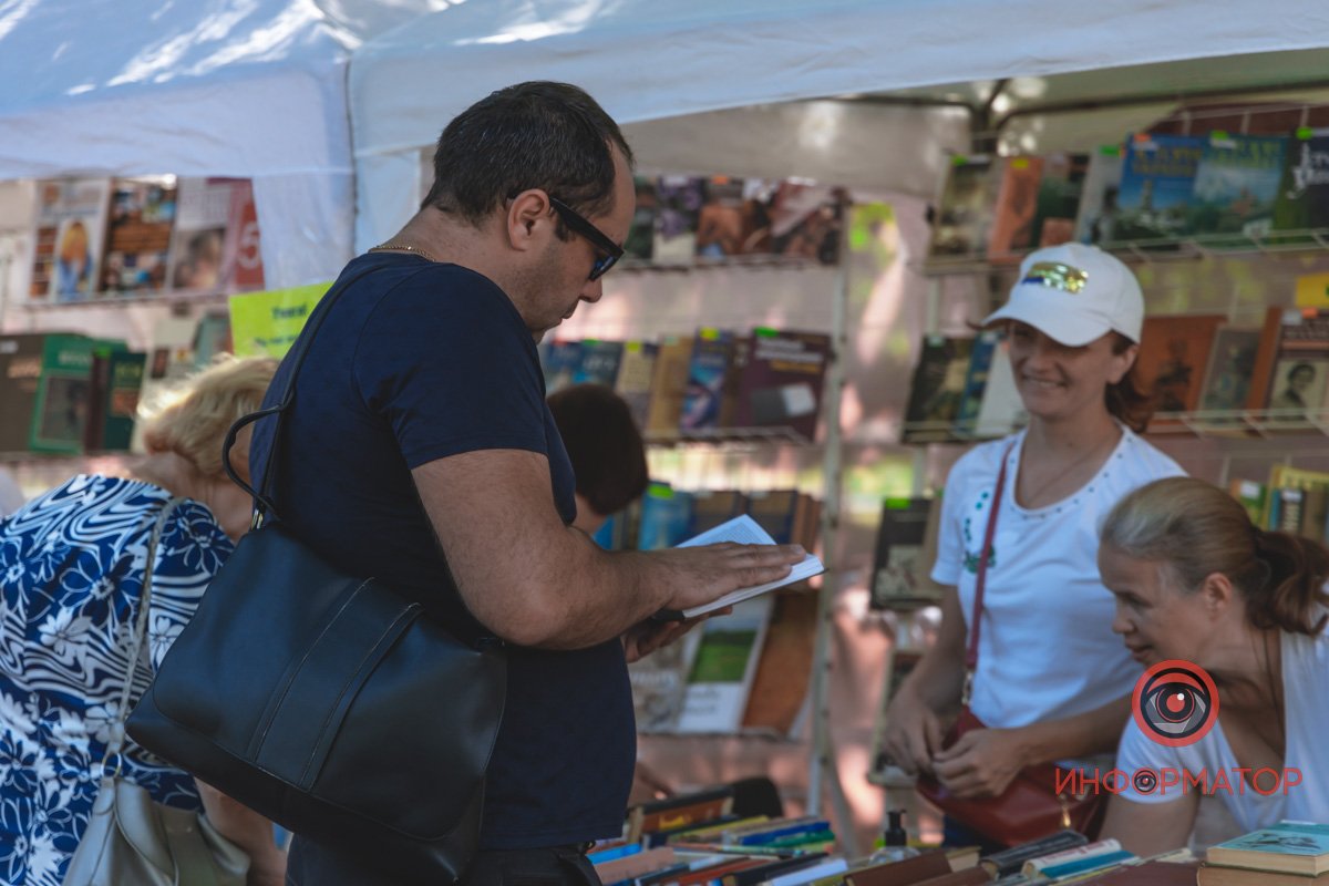 Картини, хенд-мейд та книги: у Дніпрі відкрили Book толоку 2