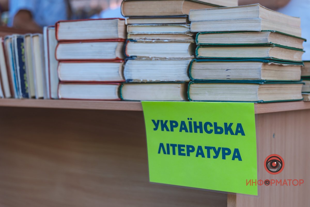 Картини, хенд-мейд та книги: у Дніпрі відкрили Book толоку 4