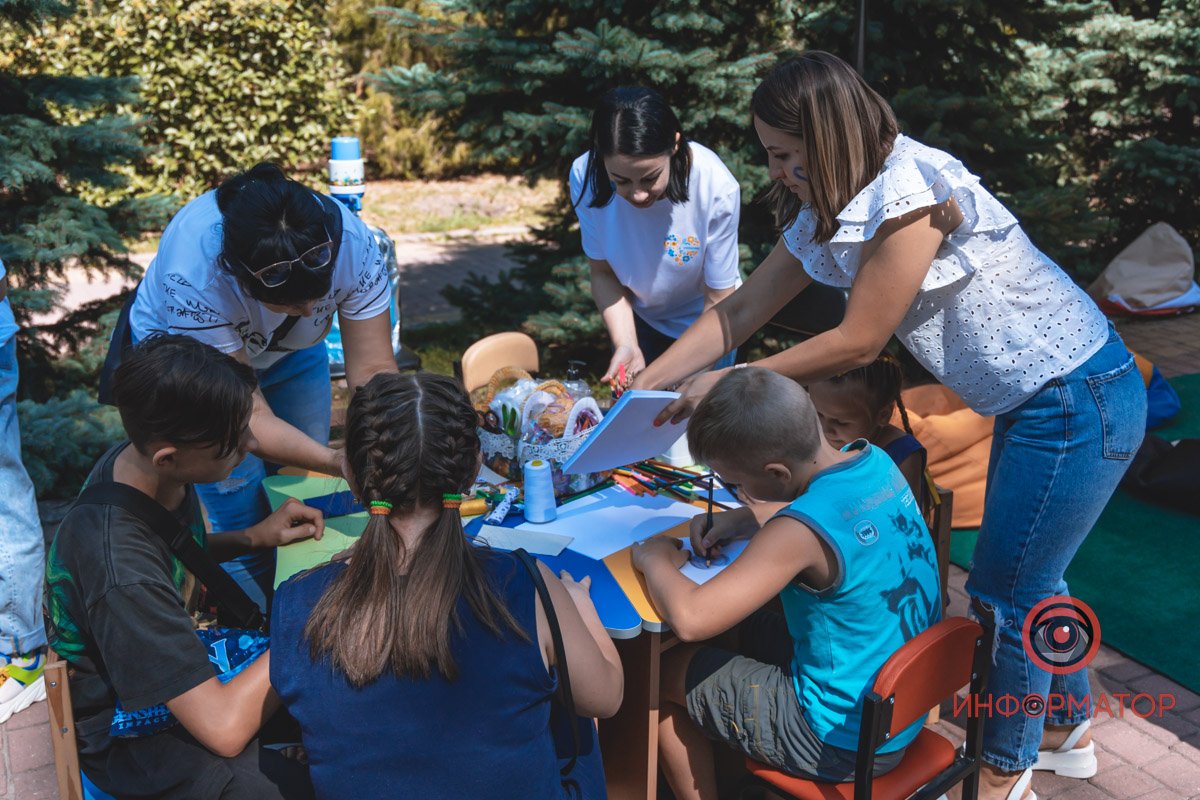 Картини, хенд-мейд та книги: у Дніпрі відкрили Book толоку 7
