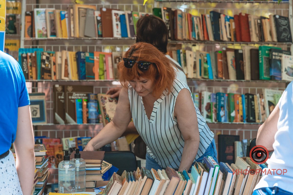 Картини, хенд-мейд та книги: у Дніпрі відкрили Book толоку 9