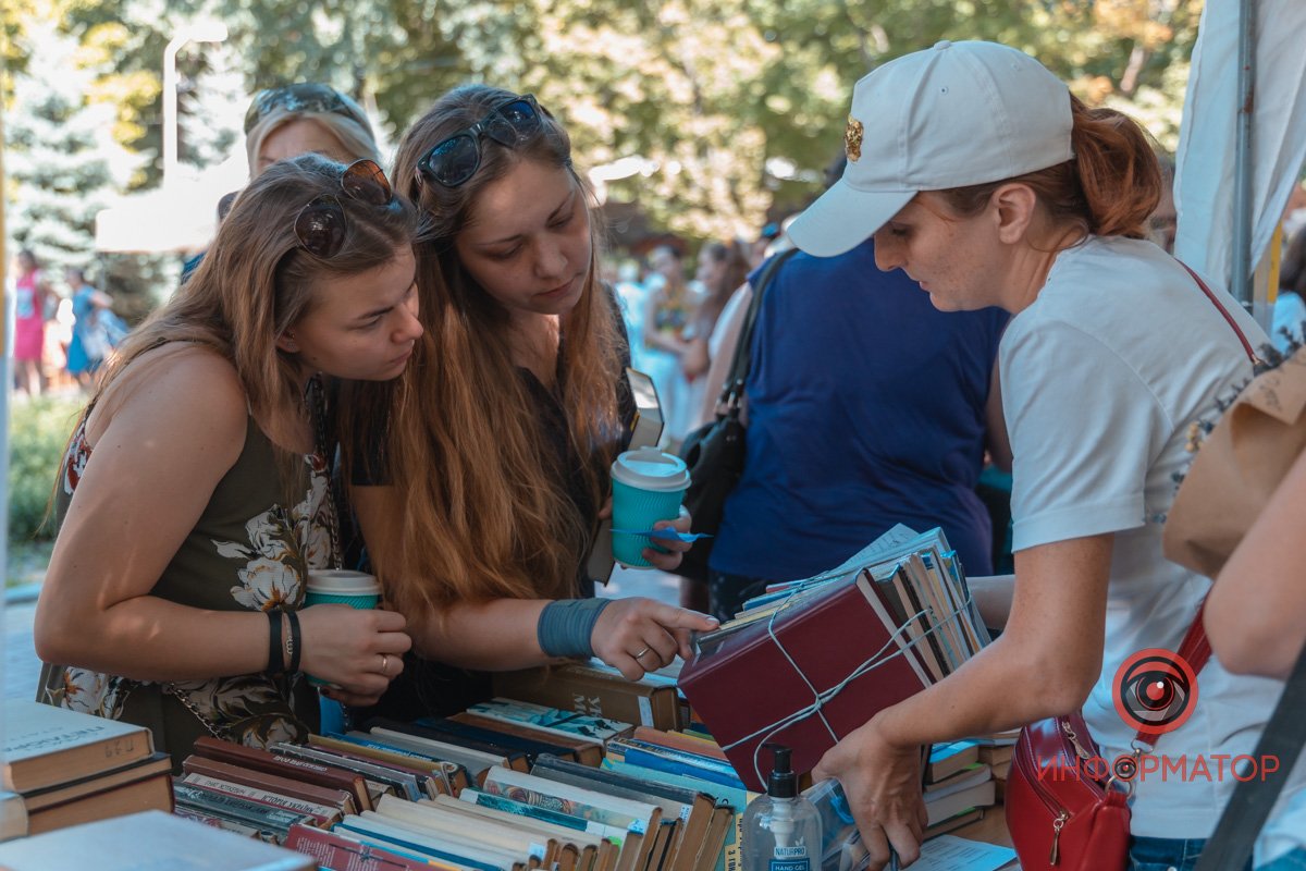 Картини, хенд-мейд та книги: у Дніпрі відкрили Book толоку 10