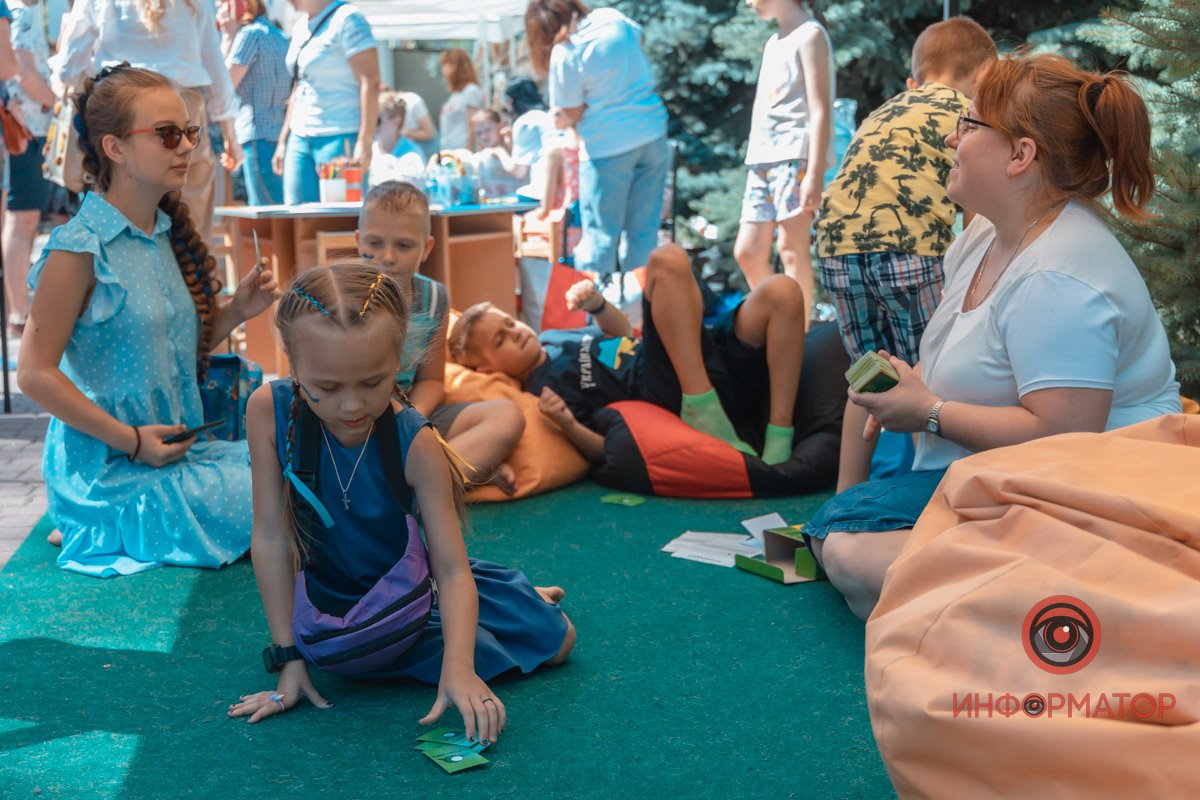 Картини, хенд-мейд та книги: у Дніпрі відкрили Book толоку 13