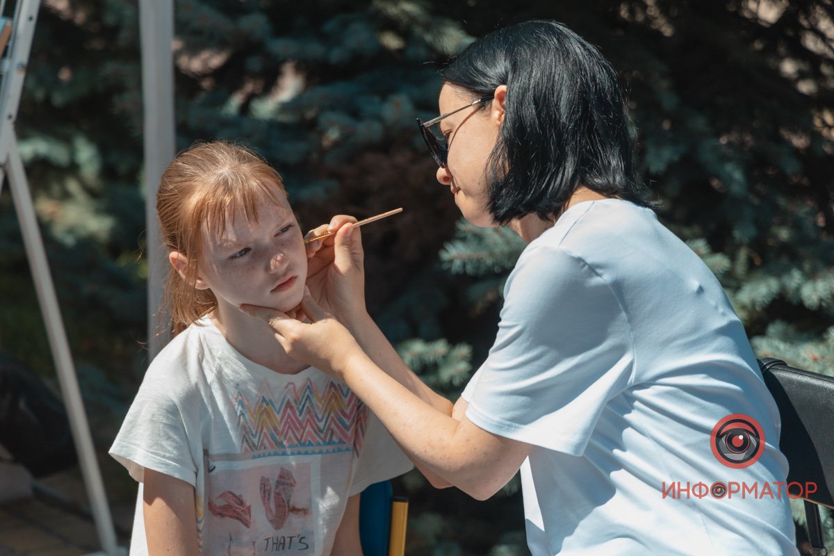 Картини, хенд-мейд та книги: у Дніпрі відкрили Book толоку 14