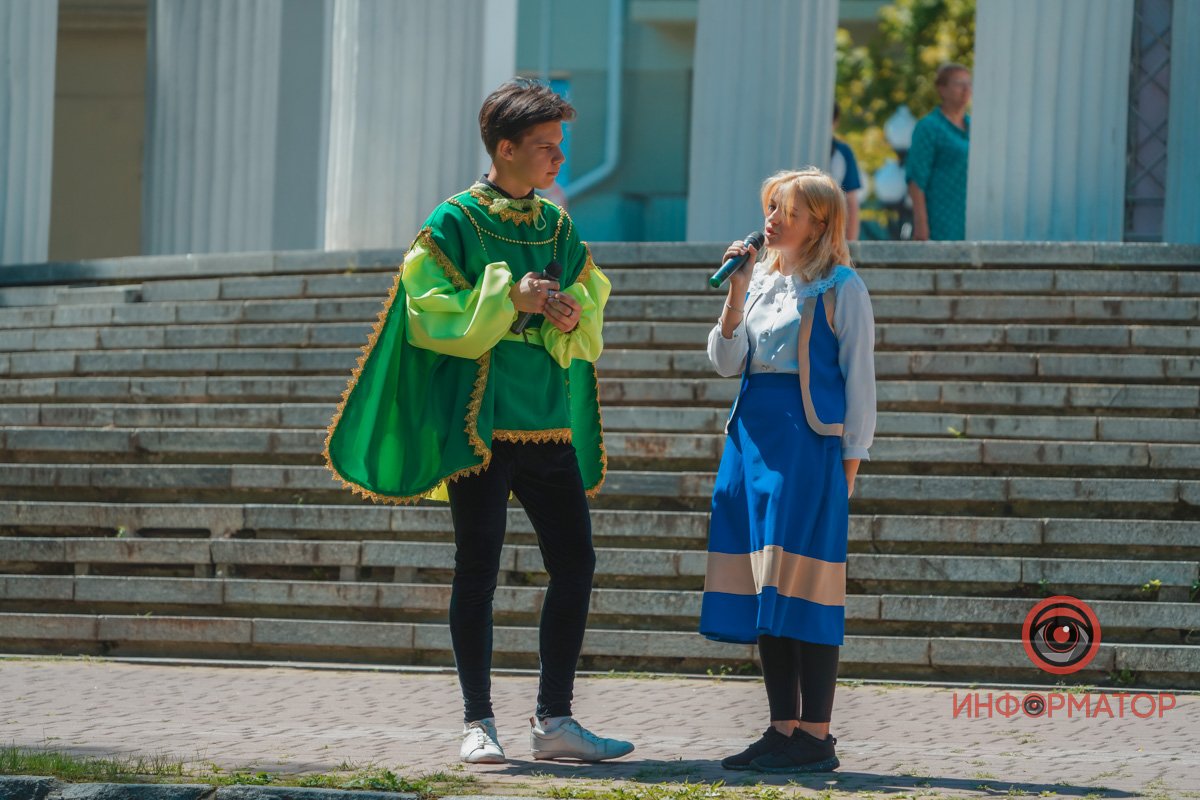 Картини, хенд-мейд та книги: у Дніпрі відкрили Book толоку 15