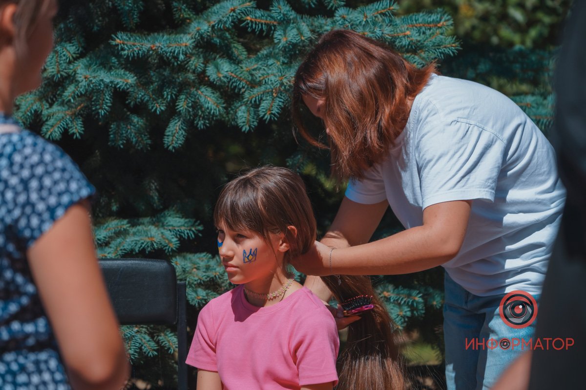 Картини, хенд-мейд та книги: у Дніпрі відкрили Book толоку 16