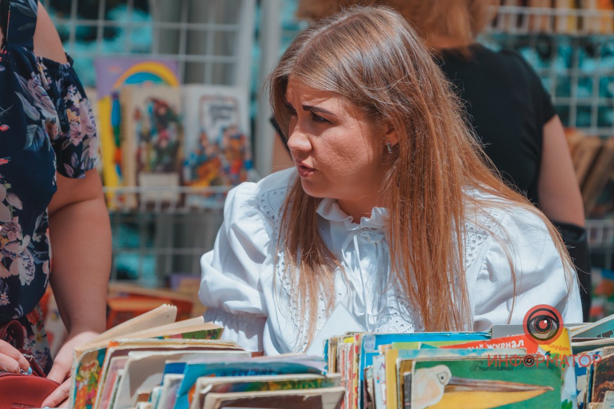 Картини, хенд-мейд та книги: у Дніпрі відкрили Book толоку 18