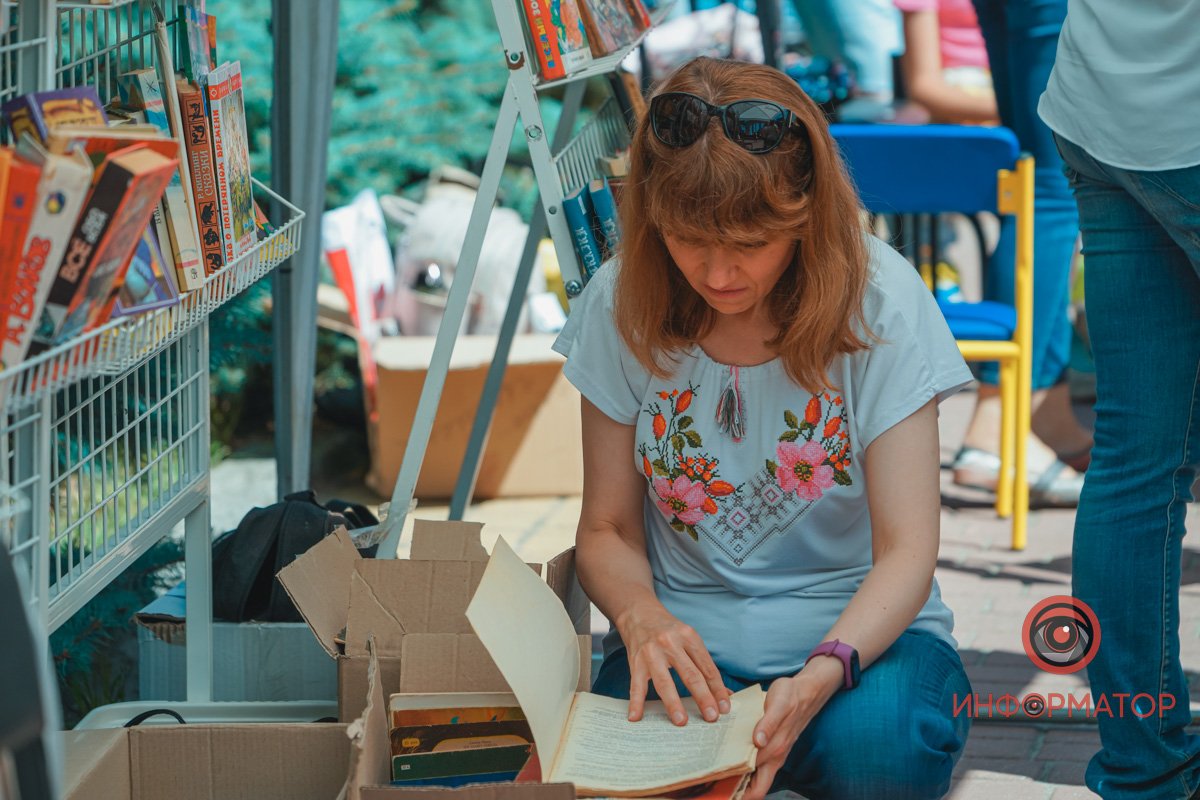 Картини, хенд-мейд та книги: у Дніпрі відкрили Book толоку 19