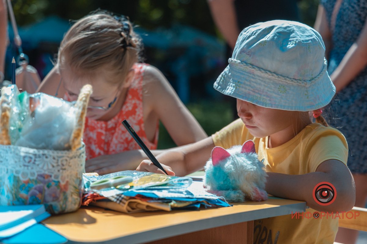 Картини, хенд-мейд та книги: у Дніпрі відкрили Book толоку 20