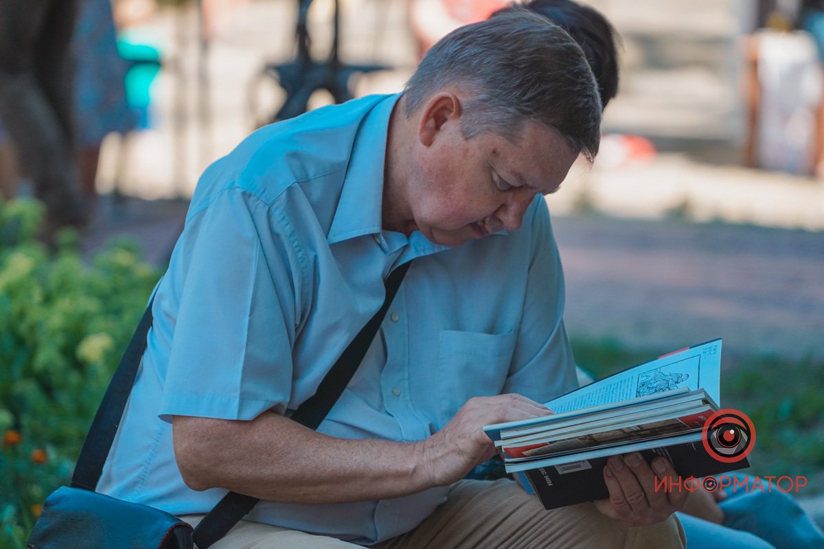 Картини, хенд-мейд та книги: у Дніпрі відкрили Book толоку 21