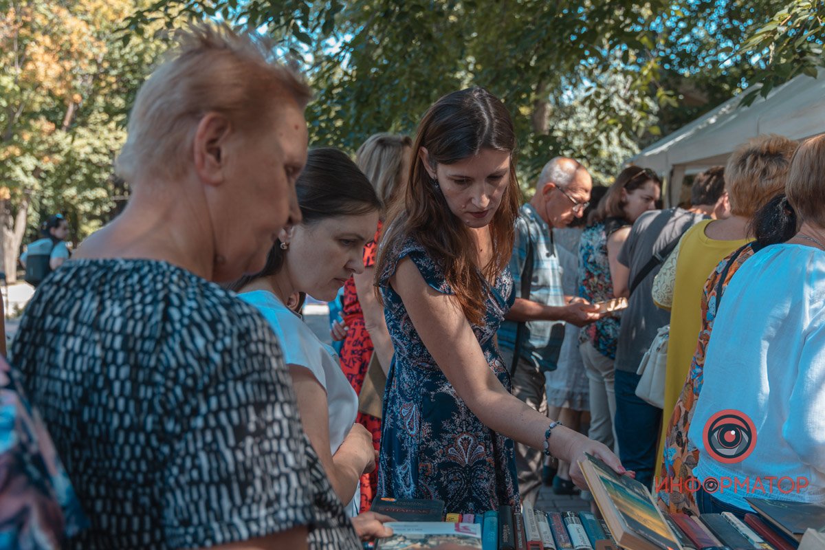 Картини, хенд-мейд та книги: у Дніпрі відкрили Book толоку 22