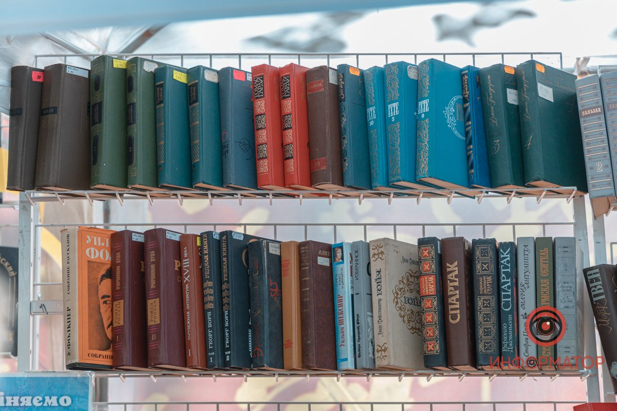 Картини, хенд-мейд та книги: у Дніпрі відкрили Book толоку 23