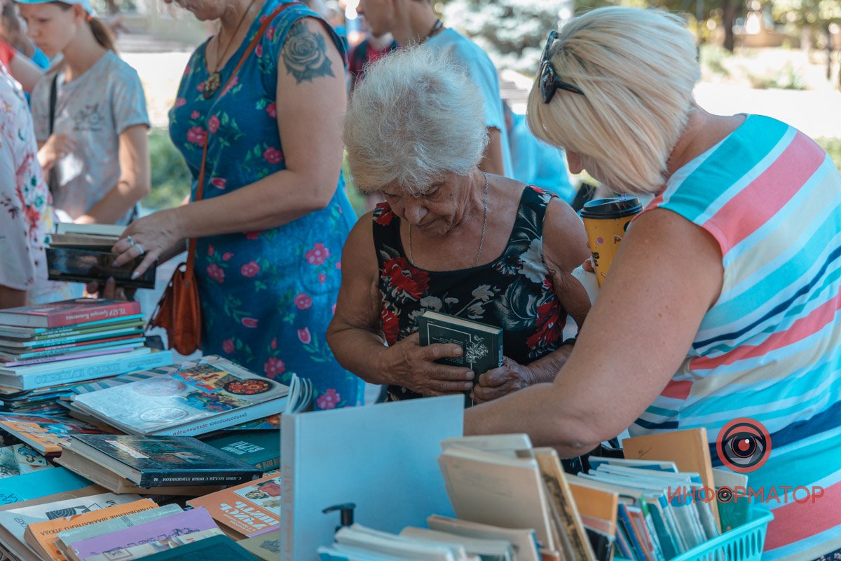 Картини, хенд-мейд та книги: у Дніпрі відкрили Book толоку 24