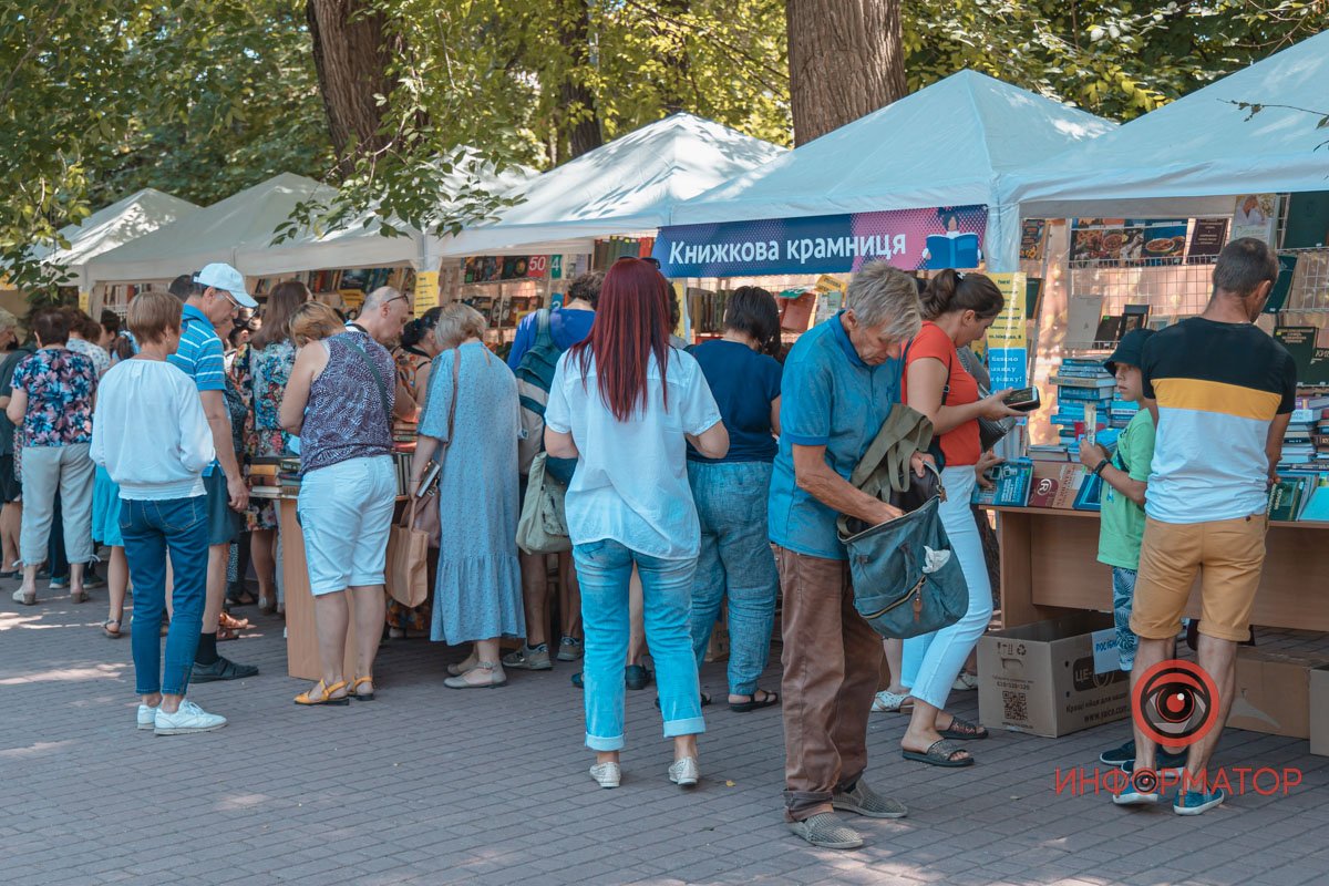 Картини, хенд-мейд та книги: у Дніпрі відкрили Book толоку 25