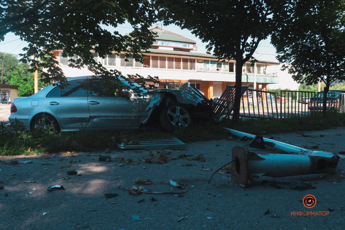 У ніч на 31 липня на перехресті вулиць Робочої та Володимира Антоновича трапилася аварія У ніч на 31 липня на перехресті вулиць Робочої та Володимира Антоновича трапилася аварія