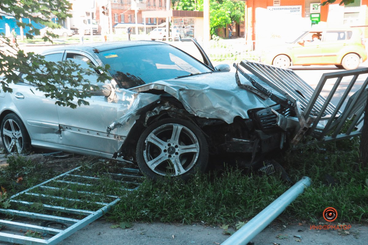 Тут автомобіль Mercedes врізався у огорожу Тут автомобіль Mercedes врізався у огорожу