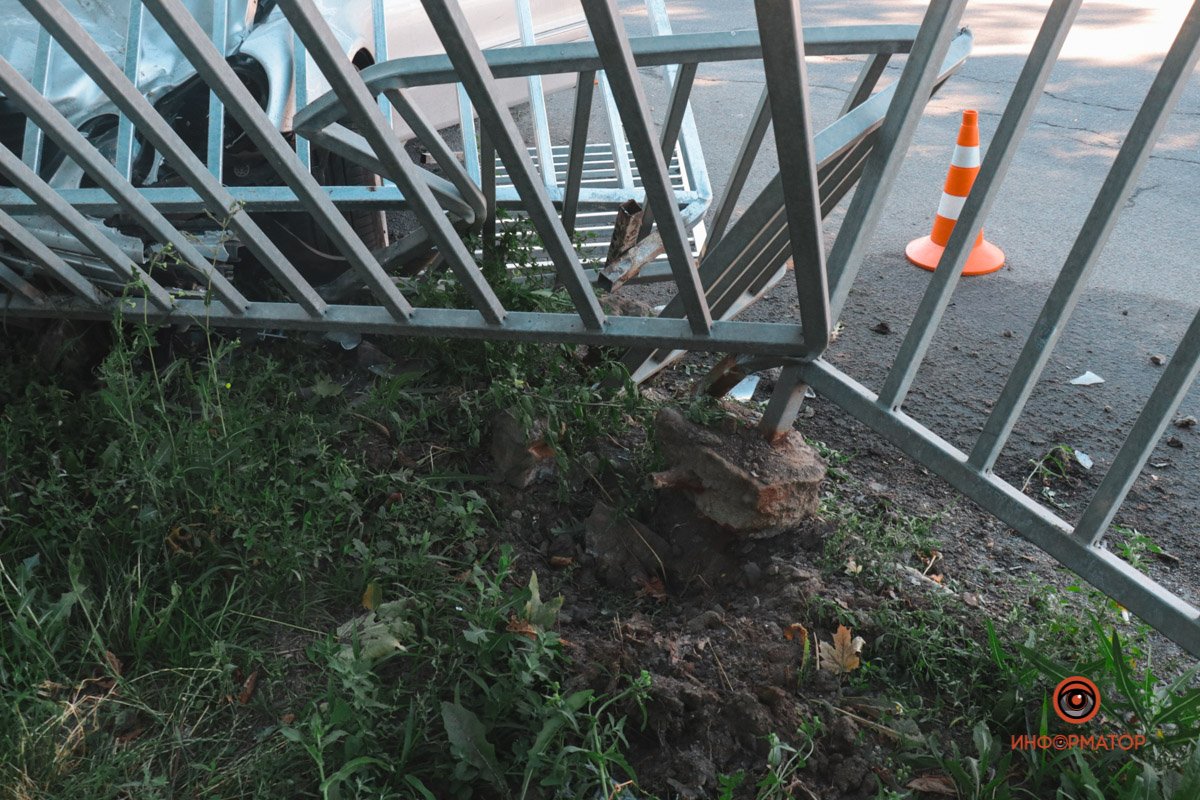 За попередньою інформацією від патрульних, водій покинув автівку та втік За попередньою інформацією від патрульних, водій покинув автівку та втік