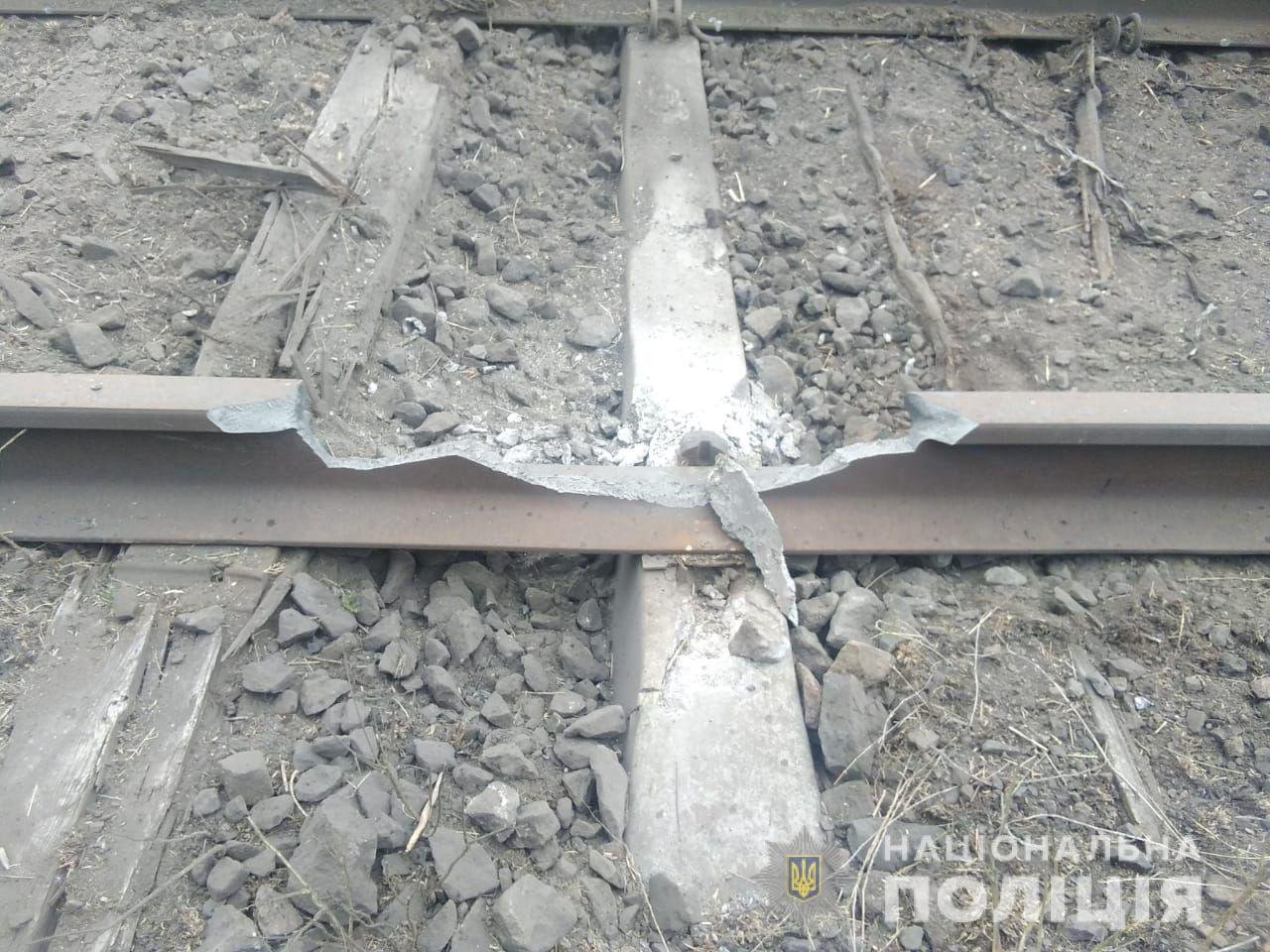 На місце виїхала слідчо-оперативна група, вибухотехніки та працівники ДСНС, які виявили уламки ракети «Точка-У»