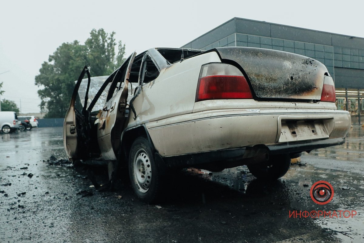Потім приїхали надзвичайники і загасили авто