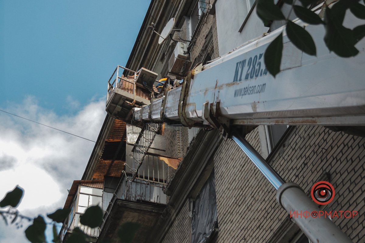 Комунальники обрізають металеві опори балкона Комунальники обрізають металеві опори балкона