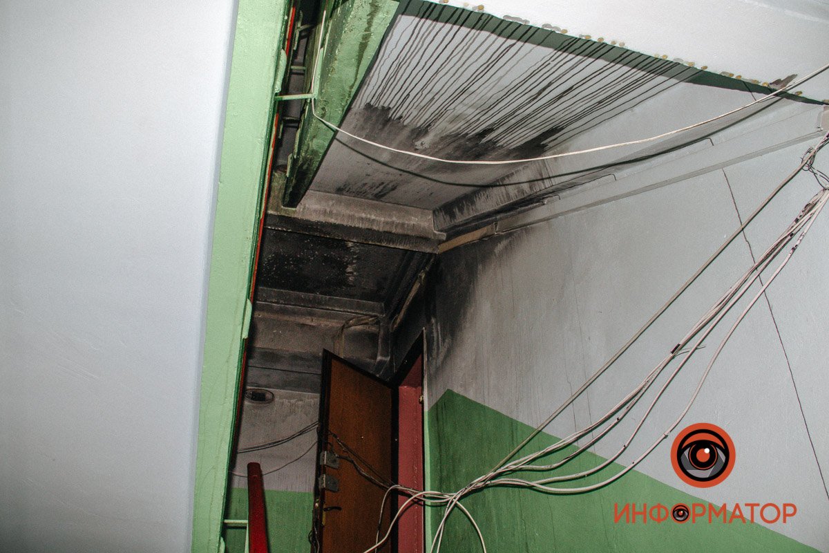 Жильці почули запах диму і почали виходити зі своїх квартир Жильці почули запах диму і почали виходити зі своїх квартир