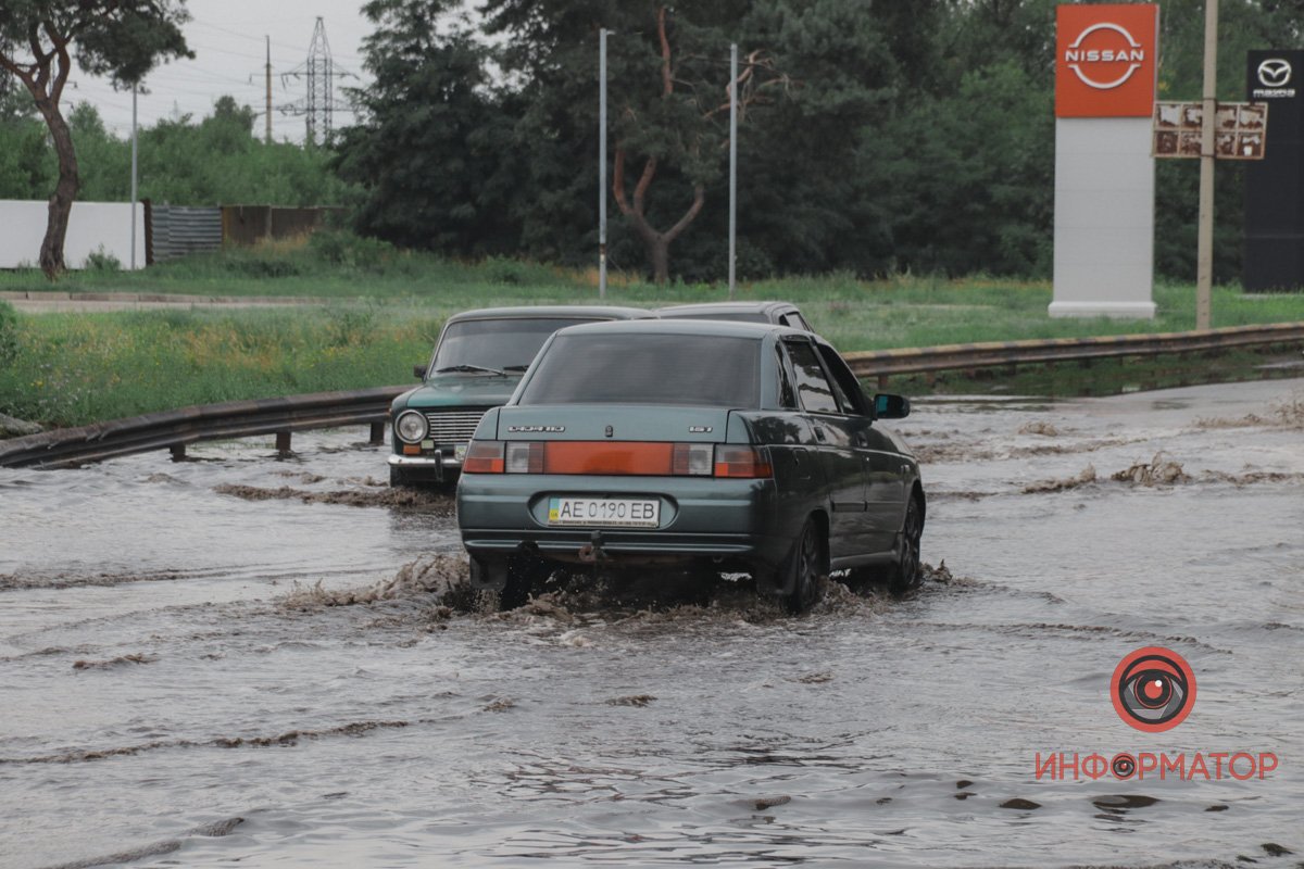 Автівки майже "пливуть" по дорозі