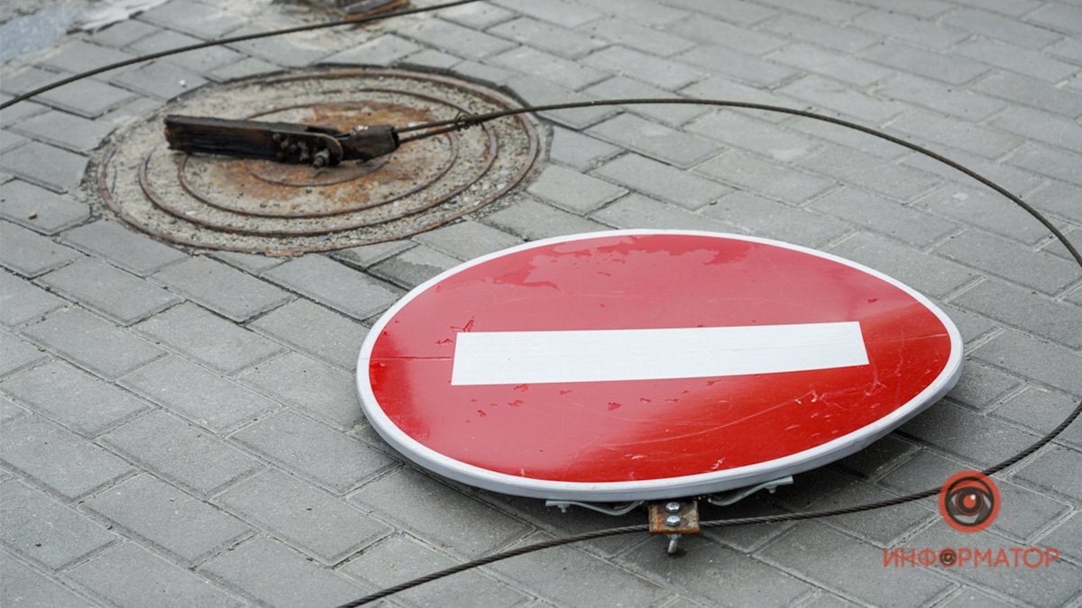 В Днепре на Владимира Великого на тротуар упали дорожные знаки