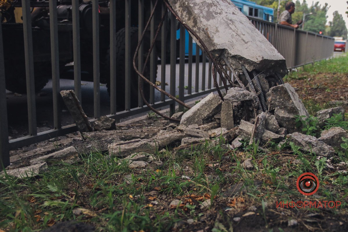 На Панікахи стовб впав на фуру На Панікахи стовб впав на фуру