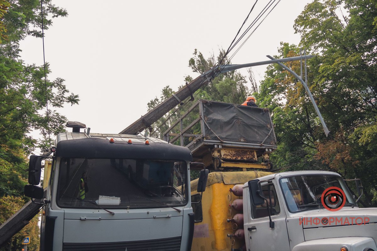 Зі слів водія фури, машина зламалася і він її ремонтував Зі слів водія фури, машина зламалася і він її ремонтував