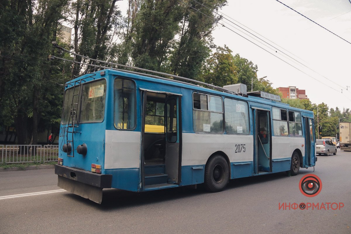 Повз проїжджав автобус та зачепив стовб, від чого він опустився на кабіну фури Повз проїжджав автобус та зачепив стовб, від чого він опустився на кабіну фури
