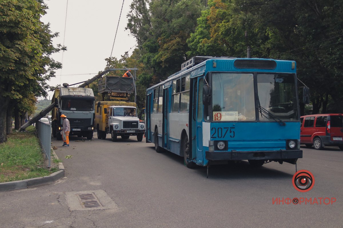 На місці працює аварійна служба, очікується приїзд крана На місці працює аварійна служба, очікується приїзд крана