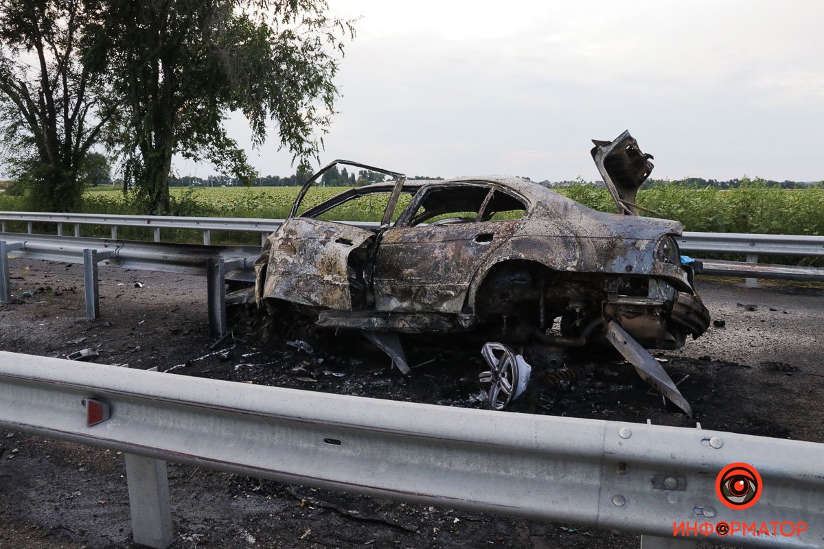 Але довго не проїхав, не впоравшись з керуванням. BMW врізався у відбійник і загорівся
