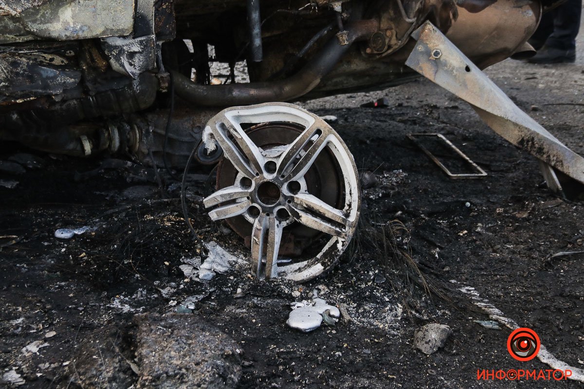 BMW врізався у відбійник і загорівся