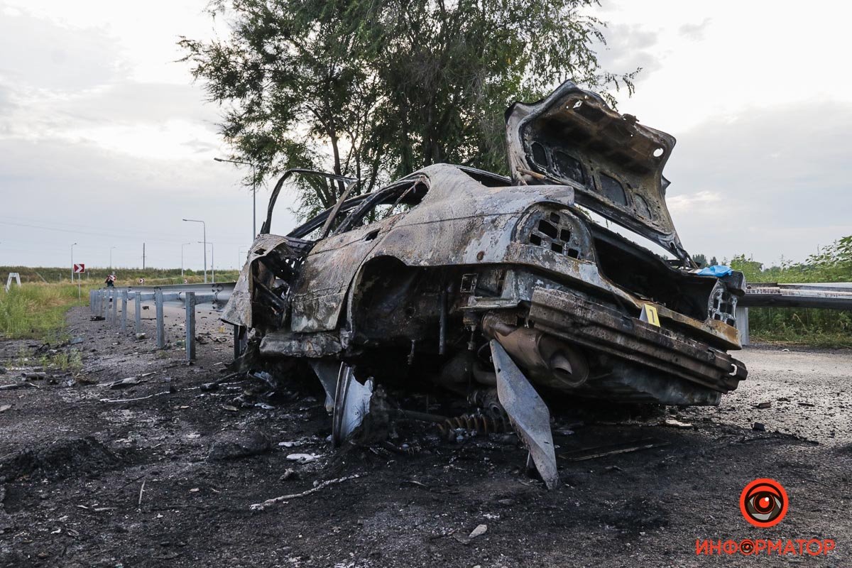 Авто згоріло повністю 