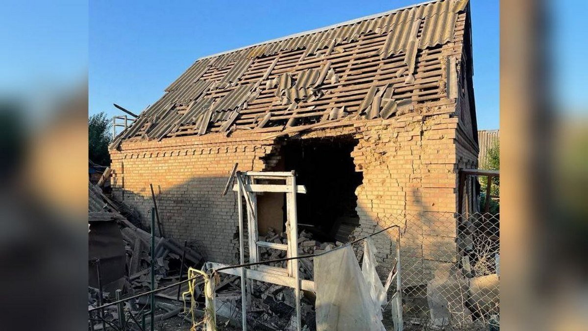 бстрілом понівечені будівлі та техніка трьох місцевих підприємств, а ще понад 100 сонячних панелей