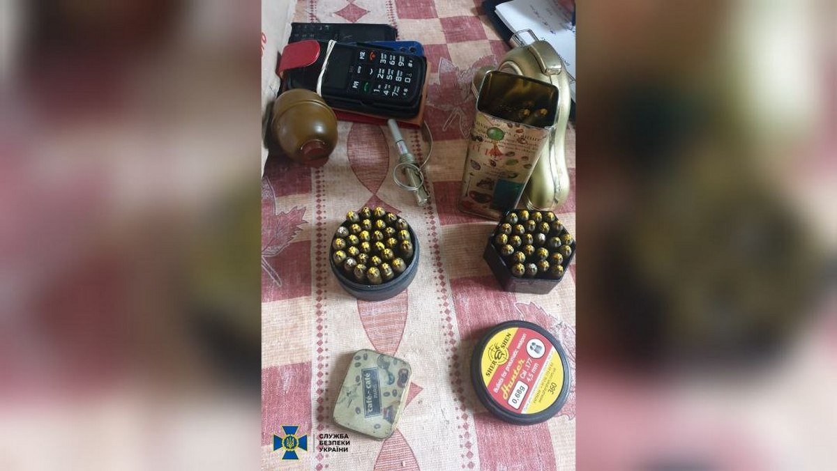 Під час обшуків за місцем мешкання ворожого посібника вилучили вибухонебезпечні предмети, комп'ютерну техніку та мобільні термінали Під час обшуків за місцем мешкання ворожого посібника вилучили вибухонебезпечні предмети, комп'ютерну техніку та мобільні термінали