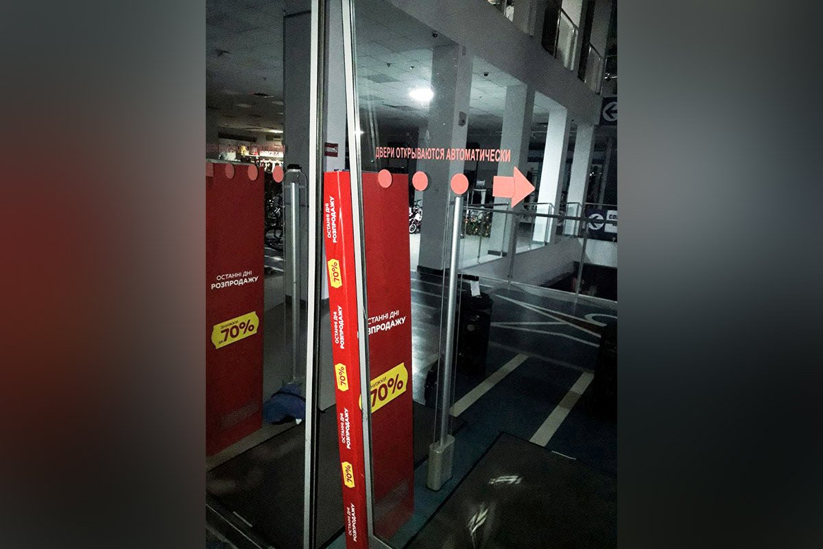 Коли правоохоронці прибули на місце, то побачили пошкодженні вхідні двері та виявили в приміщенні невідомого чоловіка