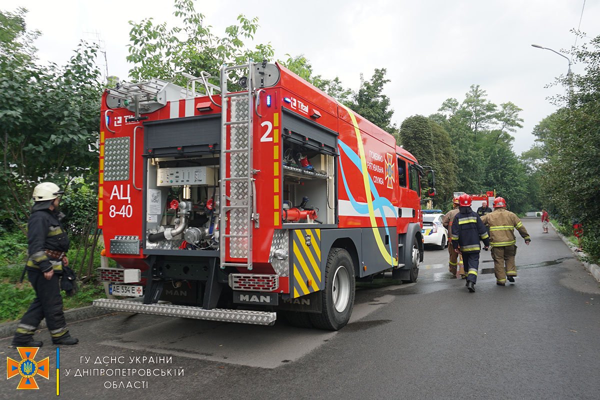 Вогнем знищено віконні рами та пошкоджено стіни, стелю, майно у кімнаті Вогнем знищено віконні рами та пошкоджено стіни, стелю, майно у кімнаті